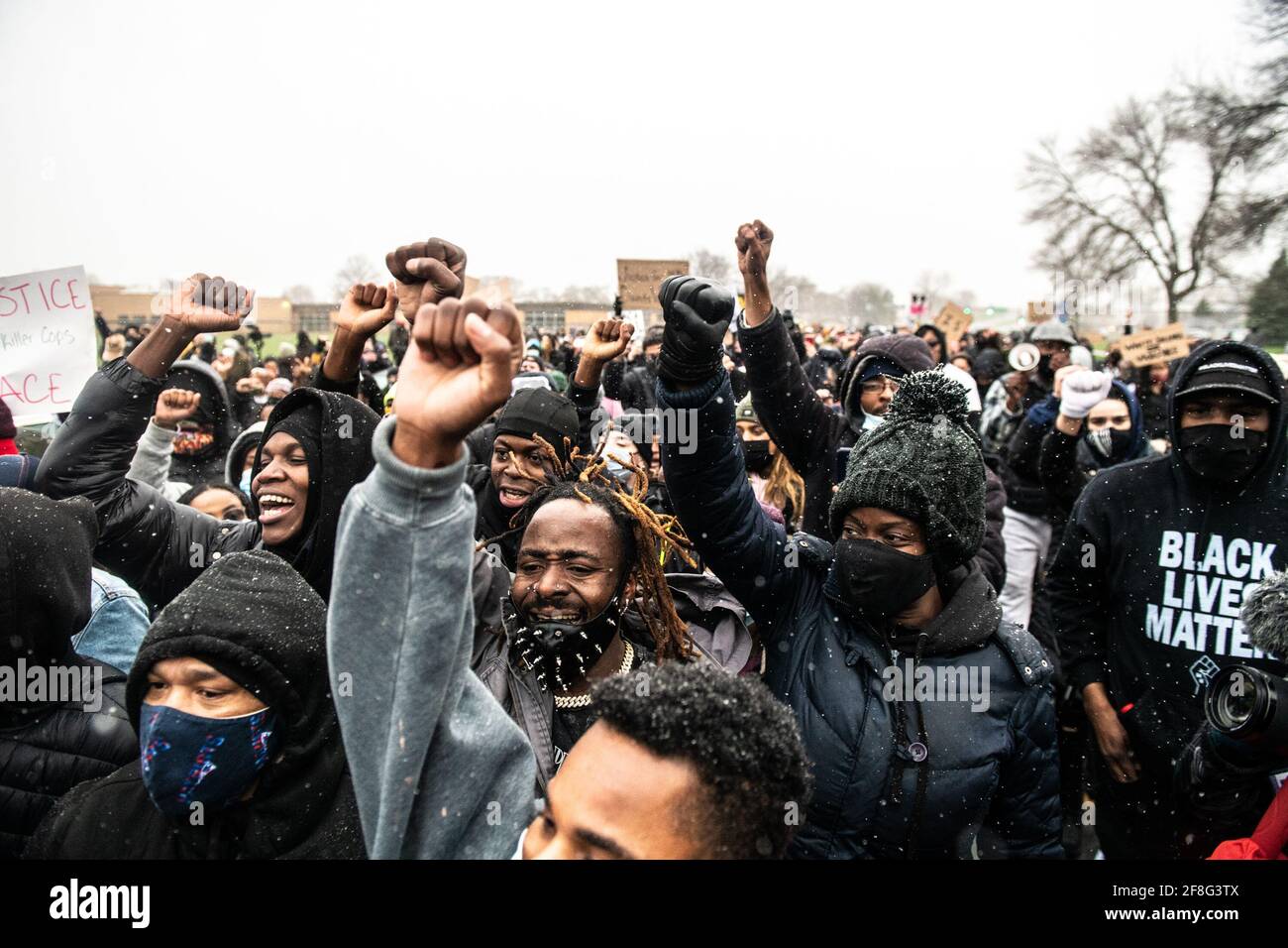 Demonstranten marschieren am 13. April 2021 in der Nähe der Polizeibehörde des Brooklyn Centers im Brooklyn Center, Minnesota, nach der Tötung von Daunte Wright. Foto: Chris Tuite/ImageSPACE /MediaPunch Stockfoto