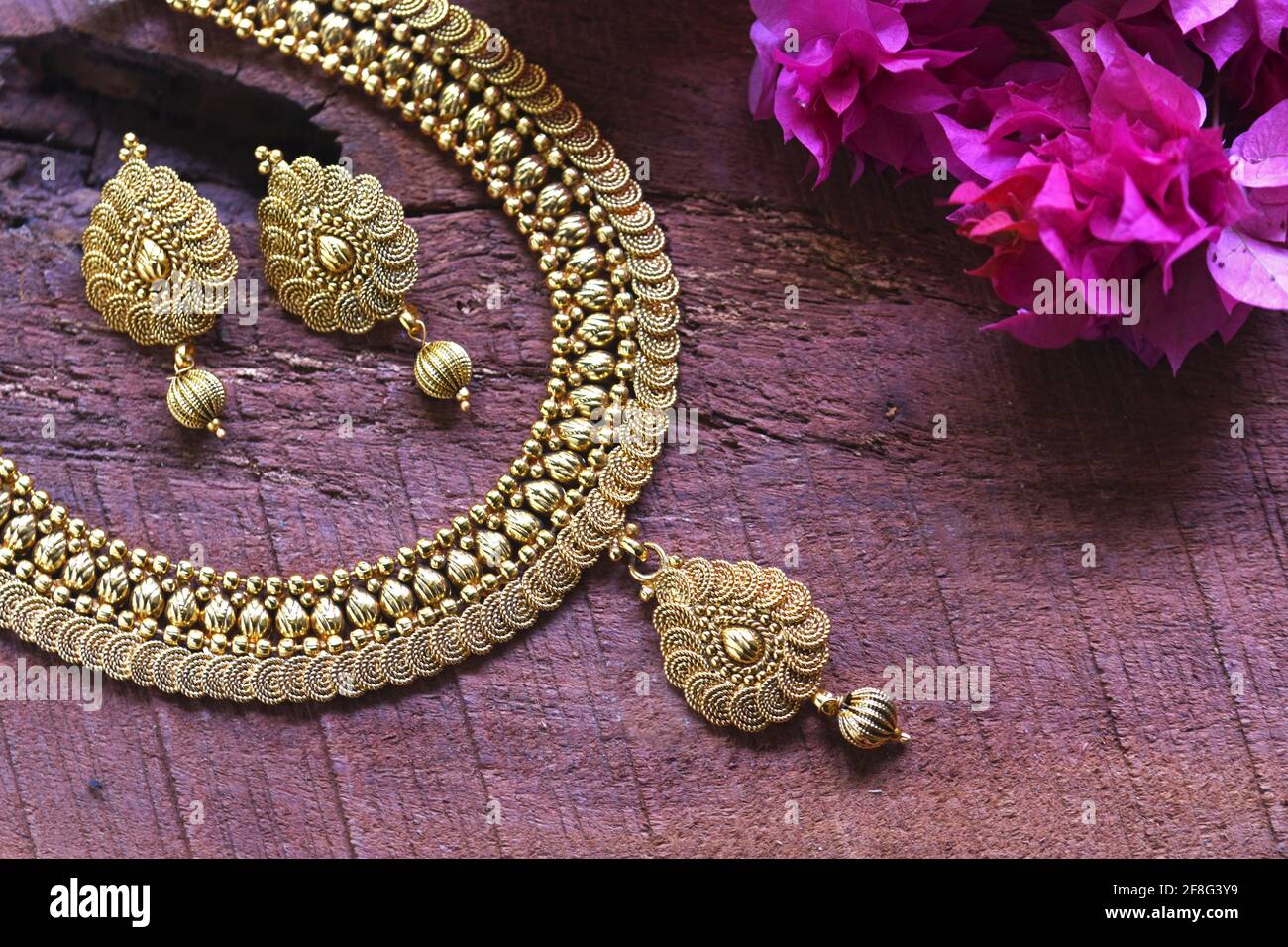 Schöne goldene Paar Ohrringe, indischen traditionellen Schmuck, indischen Schmuck Braut Gold Ohrringe Hochzeitsschmuck Stockfoto
