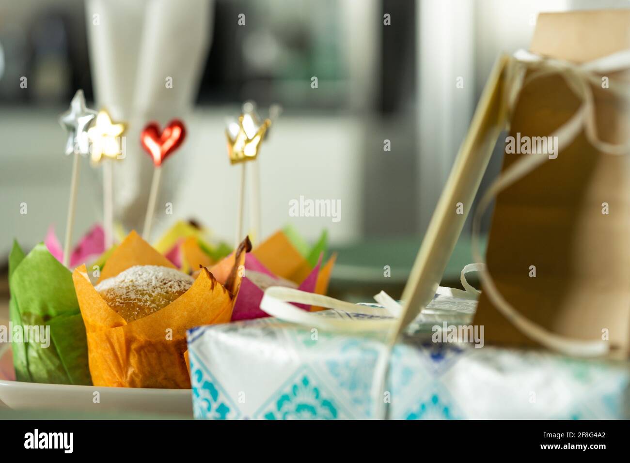 Amerikanische Muffins auf einem Esstisch, bereit für eine Geburtstagsfeier Stockfoto