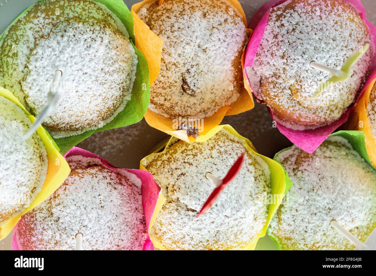 Amerikanische Muffins in bunten Pappbechern von oben Stockfoto