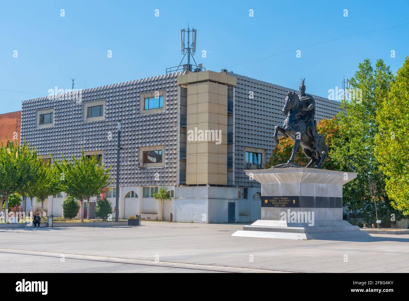Regierungsgebäude und Statue von Gjergj Kastrioti bekannt als Skanderbeg in Prishtina, Kosovo Stockfoto