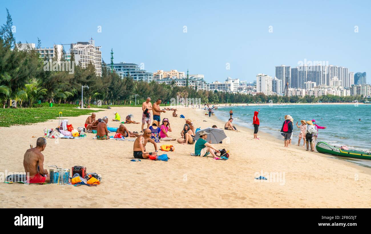 Sanya China , 24. März 2021 : viele chinesische Touristen auf Sanya Strand und Blick auf die Stadt in Sanya Hainan Insel China Stockfoto