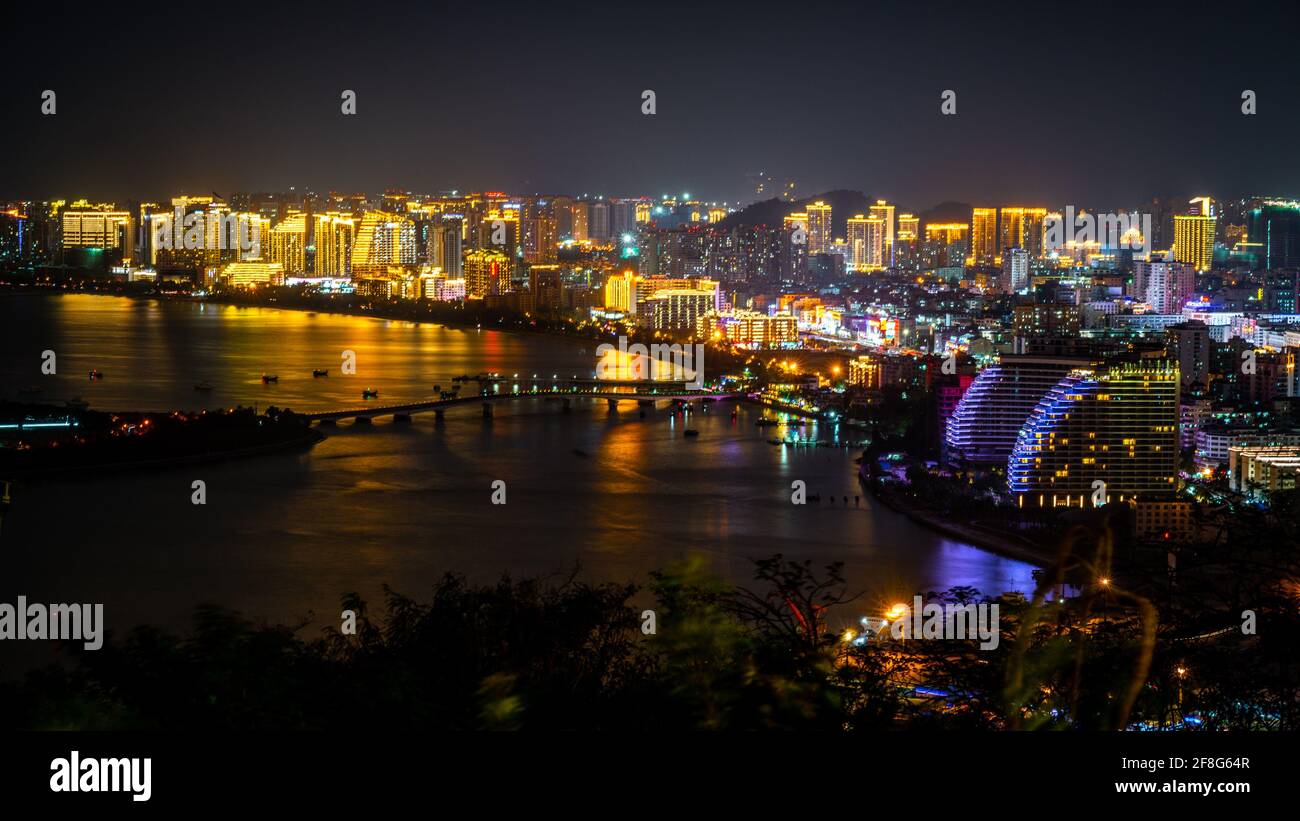 Sanya Stadt Nachtsicht mit beleuchteten Gebäuden in Sanya Hainan China Stockfoto