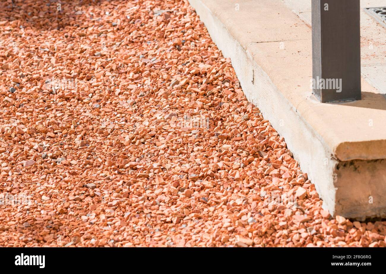 Roter Kies für Wege und Mulchen aus zerkleinerten und Recycelte Terrakotta-Dachziegel in Australien Stockfoto