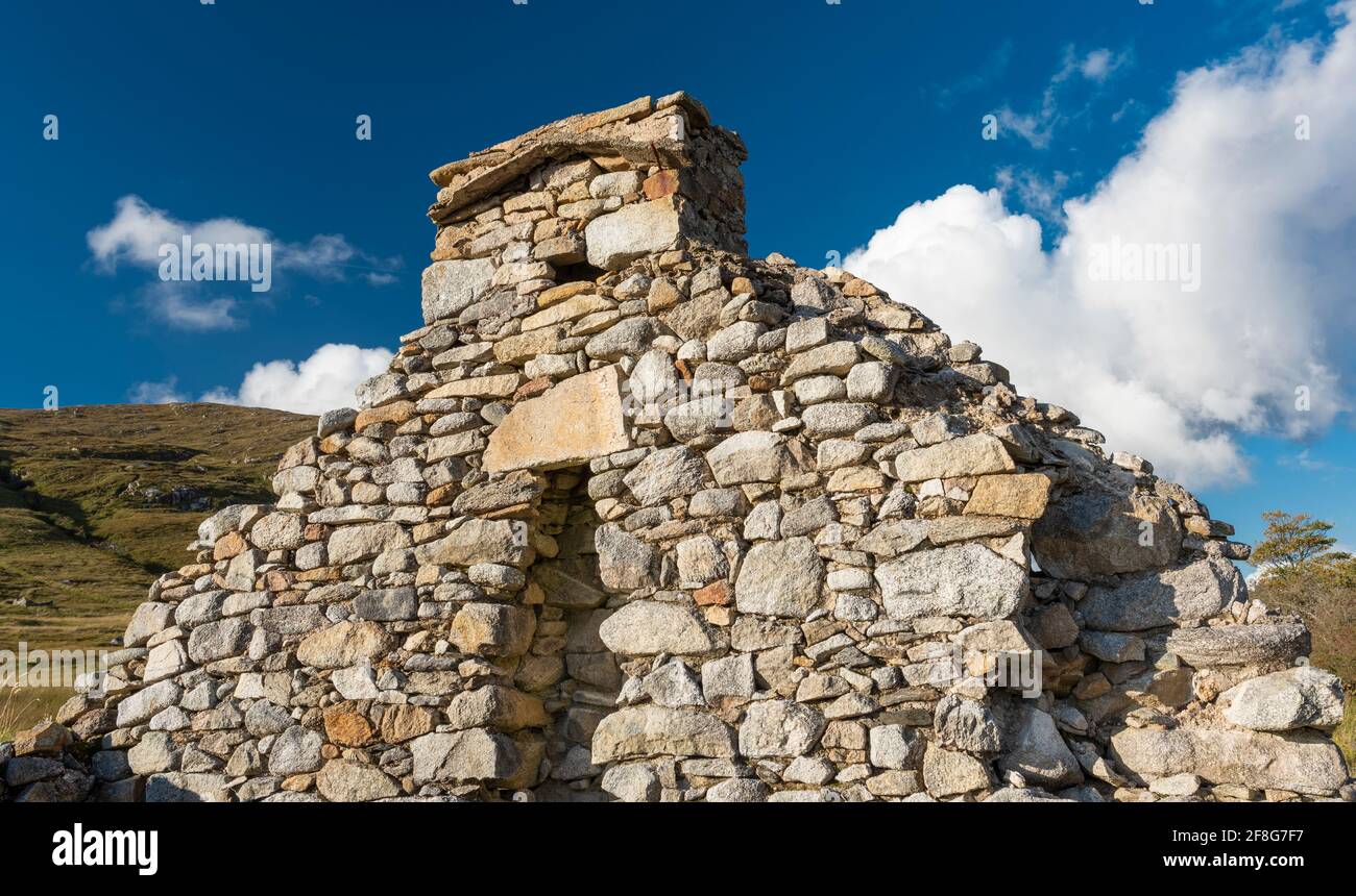 Mauer eines alten, verödlten ländlichen Bauernhauses, erbaut aus lokalem Donegal-Granit, in der Nähe von Doochary, County Donegal, Irland Stockfoto