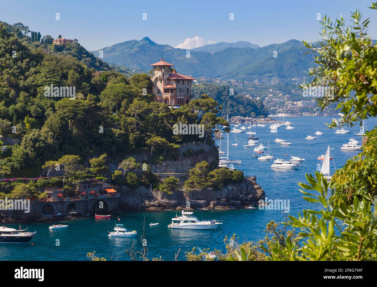 Portofino, Provinz Genua, Italienische Riviera, Italien. Blick vom Eingang zum Hafen von Portofino über den Golf von Tigullio in Richtung Santa M Stockfoto