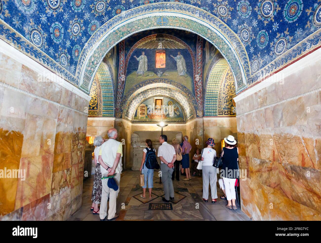 Ravenna, Provinz Ravenna, Italien. Das Innere des Mausoleums aus dem 5. Jahrhundert, Mausoleo di Galla Placidia. Die frühchristlichen Denkmäler von Ravenna sind ein Stockfoto