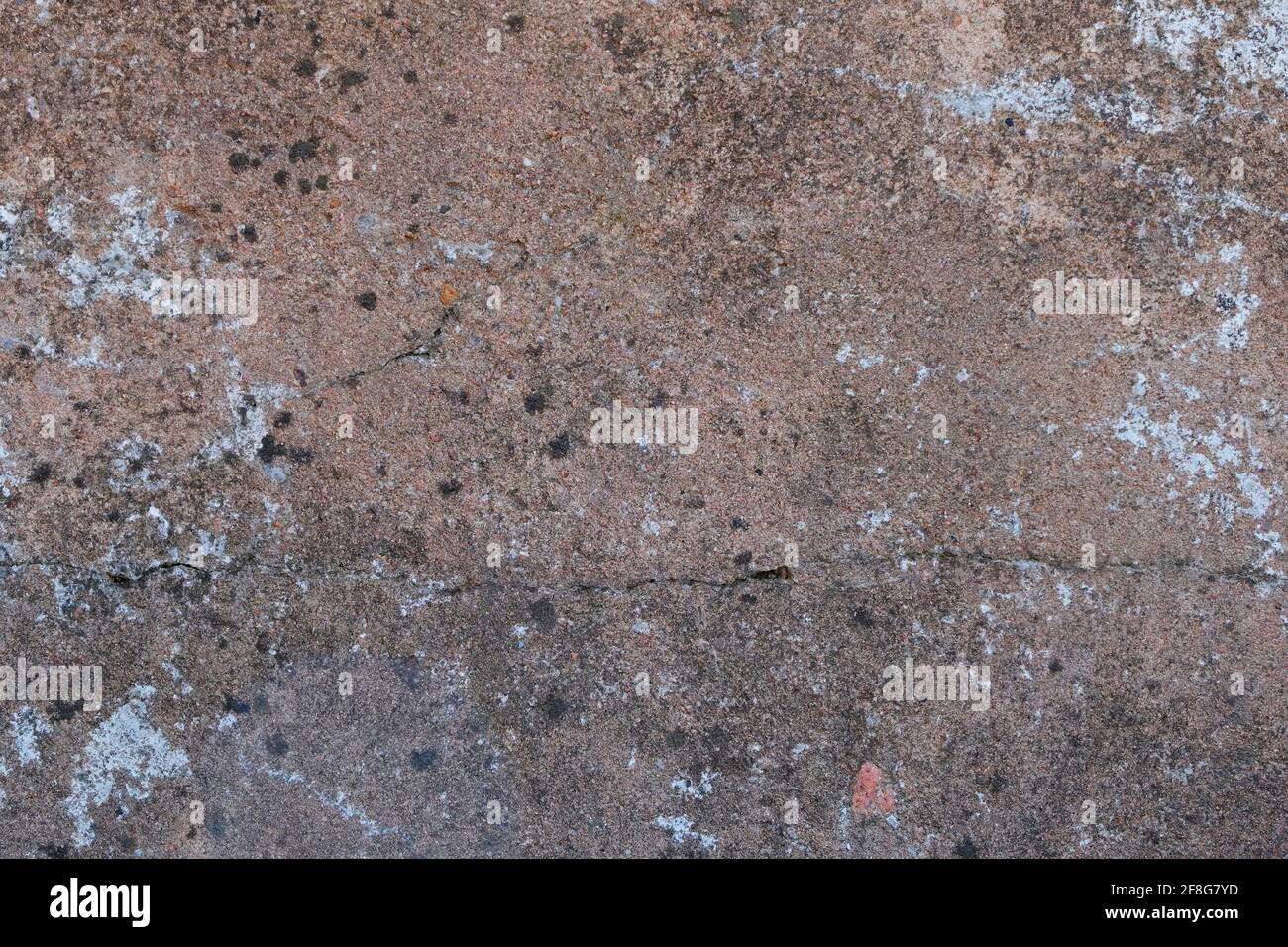 Die Textur des zementbedeckten Mauerwerks eines alten, verlassenen Kaponiers. Rissige Zementoberfläche. Stockfoto