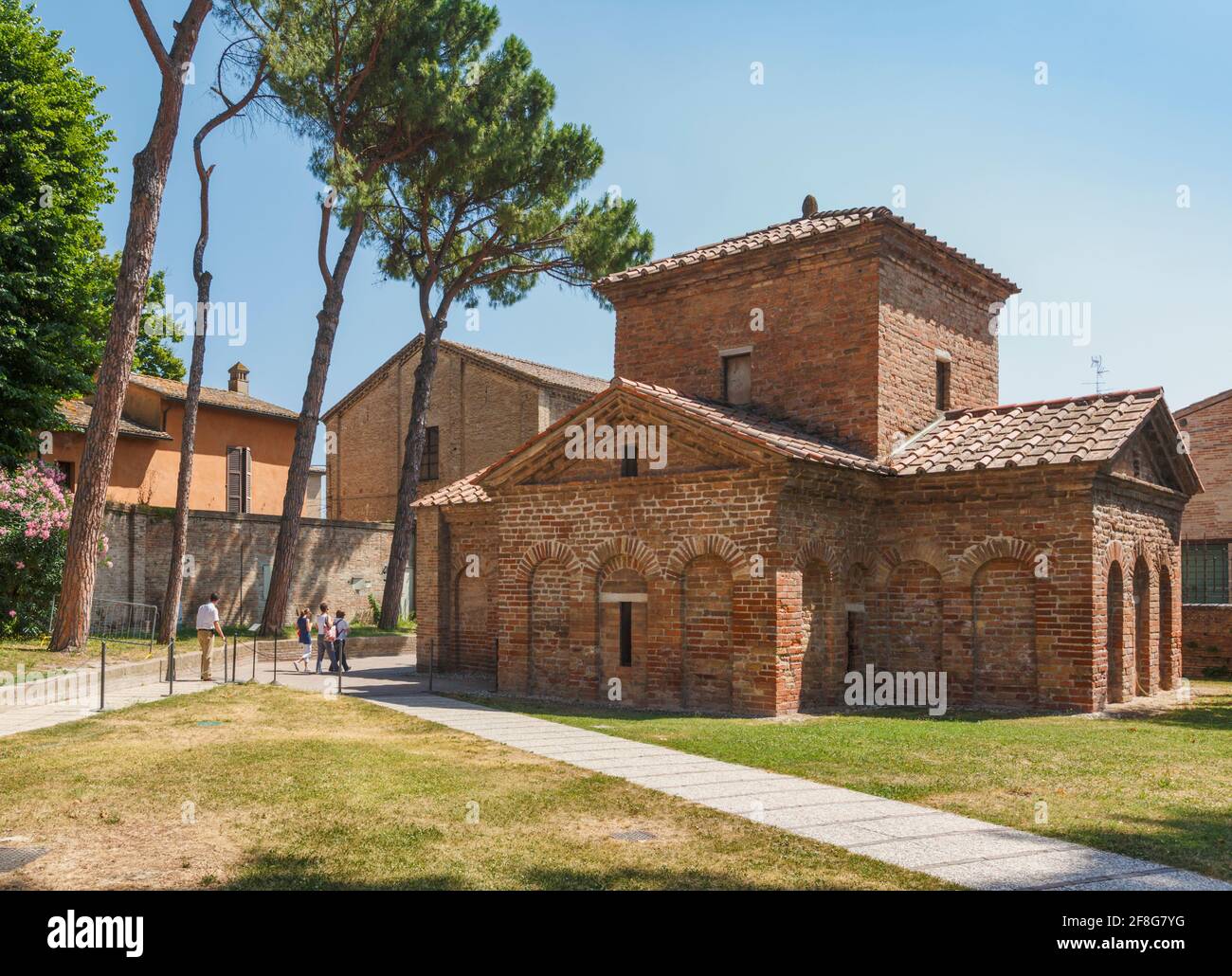 Ravenna, Provinz Ravenna, Italien. Außenansicht des Mausoleums aus dem 5. Jahrhundert, Mausoleo di Galla Placidia. Das Mausoleum ist Teil der UNESCO-Welt von Ravenna Stockfoto