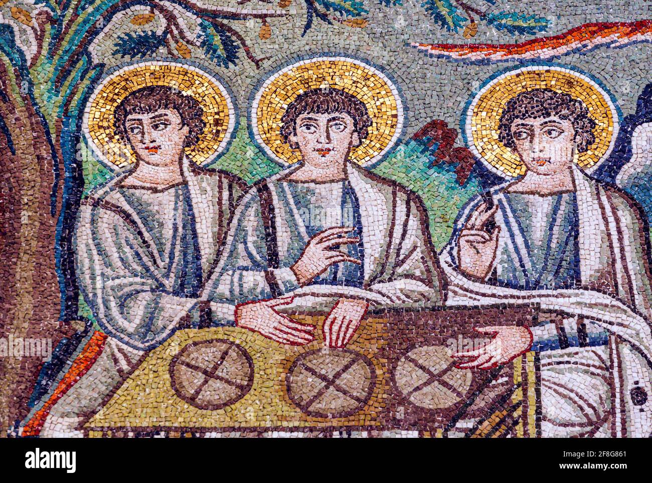 Ravenna, Provinz Ravenna, Italien. Mosaik in der Basilika San Vitale von drei Engeln, die Abraham mit einer Botschaft Gottes besuchten. 6. Jahrhundert. Die frühen Stockfoto
