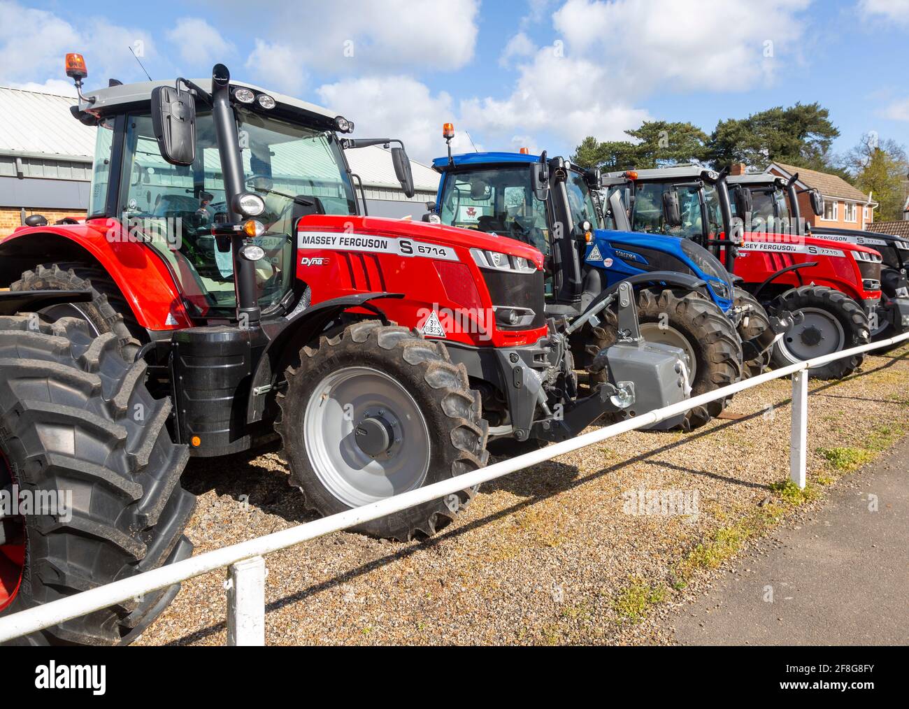 Traktoren, die bei der Niederlassung von Massey Ferguson, Thurlow Nunn Standen, Melton, Suffolk, England, VEREINIGTES KÖNIGREICH Stockfoto
