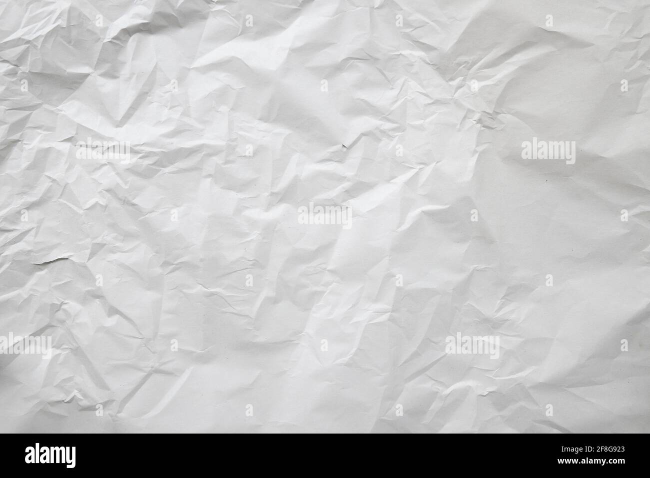 Alte weiße zerknitterte Papiertextur und Hintergrund. Platz für Text Stockfoto