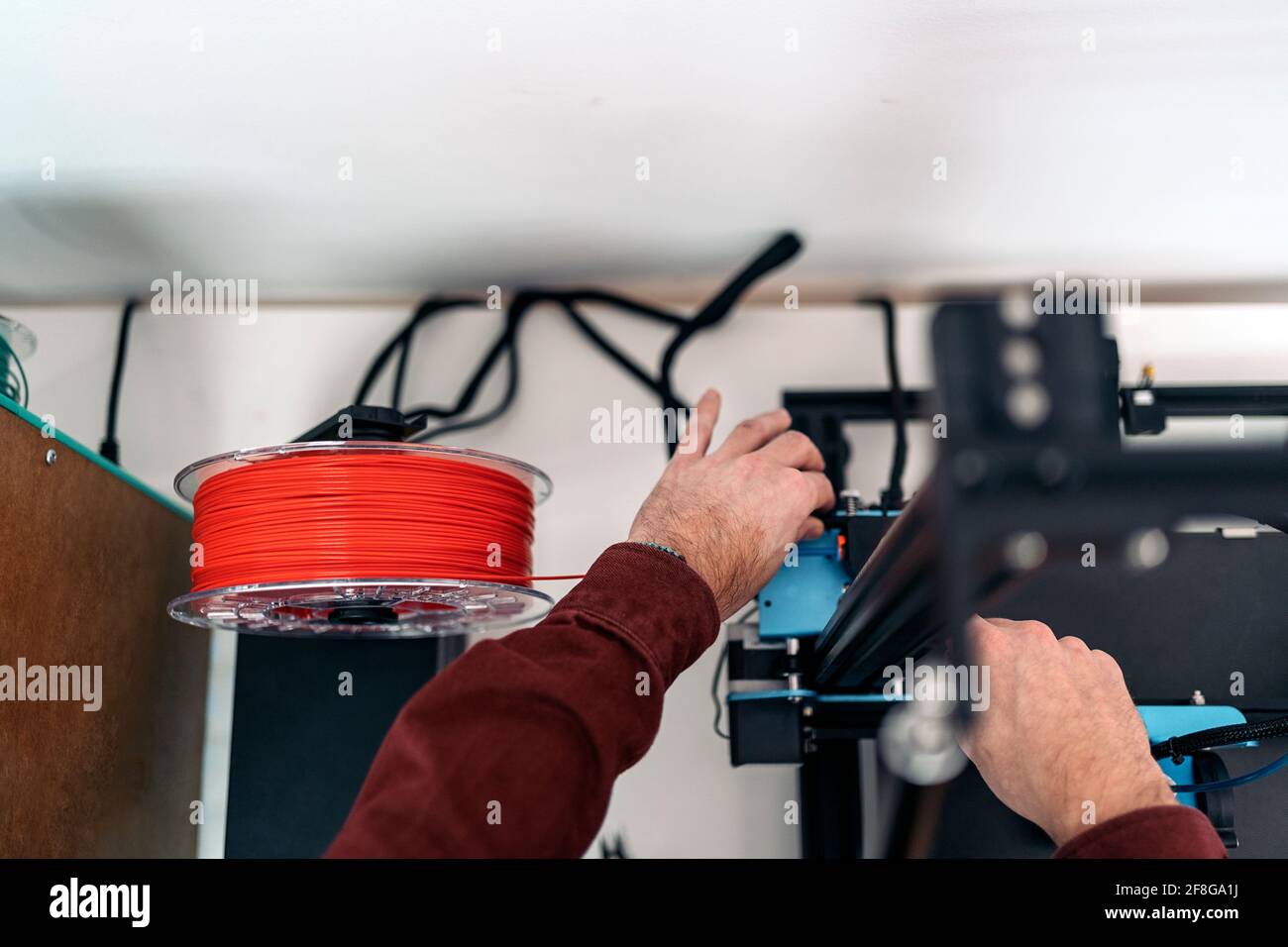 Stock Foto von unerkannten Techniker Befestigung moderner 3d-Drucker. Stockfoto