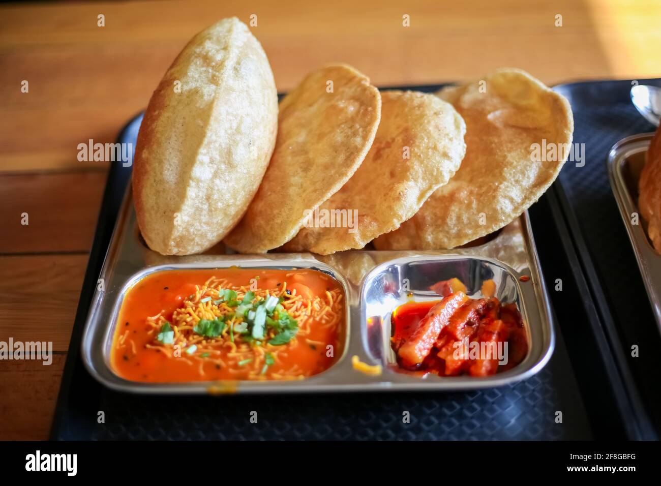 Puri Sabji oder Poori Sabzi. Indischer Snack. Indisches gebratenes Brot serviert mit würzigem Gemüsepfarsich und würzigen Gurken. Köstlich aussehendes indisches Essen. Diese t Stockfoto