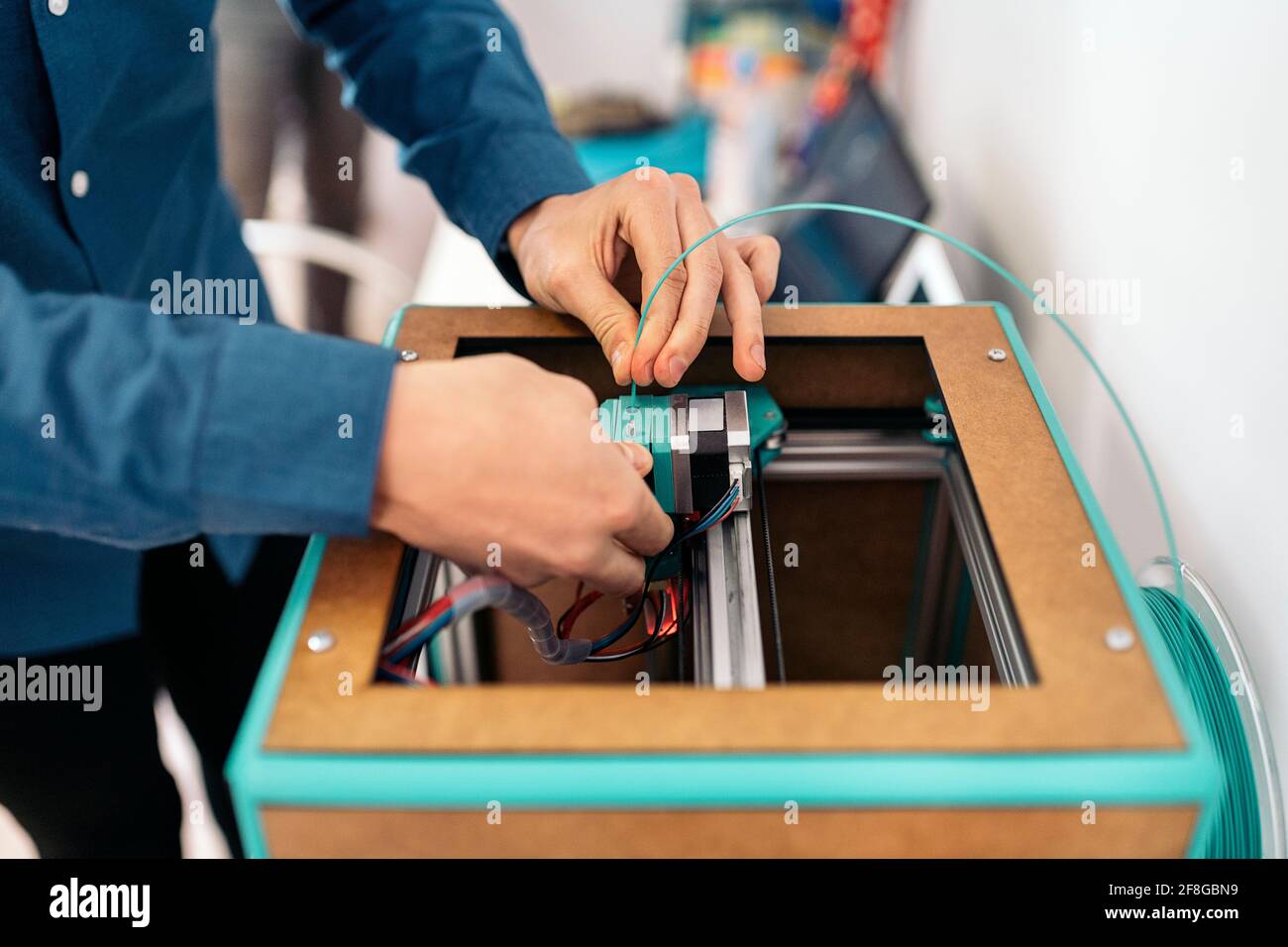 Stock Foto von unerkannten Techniker Befestigung moderner 3d-Drucker. Stockfoto