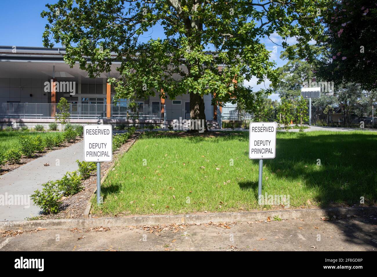 Ku Ring Gai High School und reservierter Parkplatz für stellvertretender Hauptmitarbeiter, Sydney, Australien Stockfoto