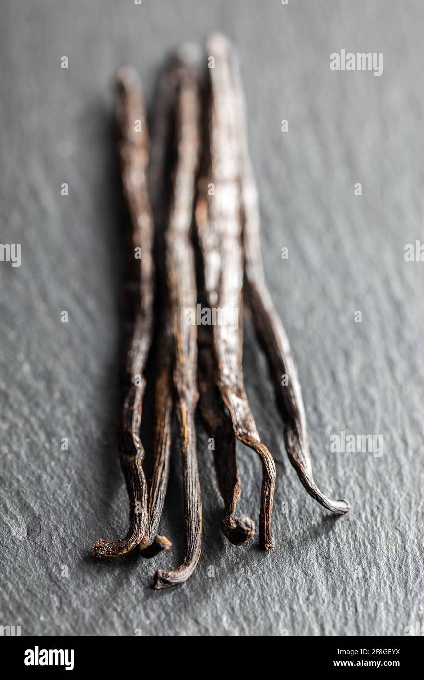 Vanilleschoten. Vanillestäbchen auf schwarzem Tisch. Stockfoto