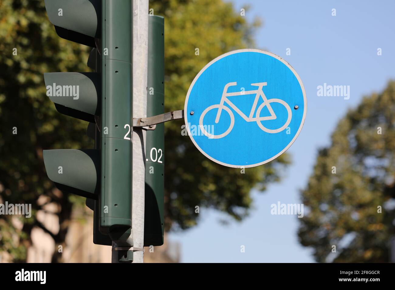 Fahrradweg Zeichen in Deutschland. Radweg-Verkehrsschild in Mönchengladbach, Deutschland. Stockfoto