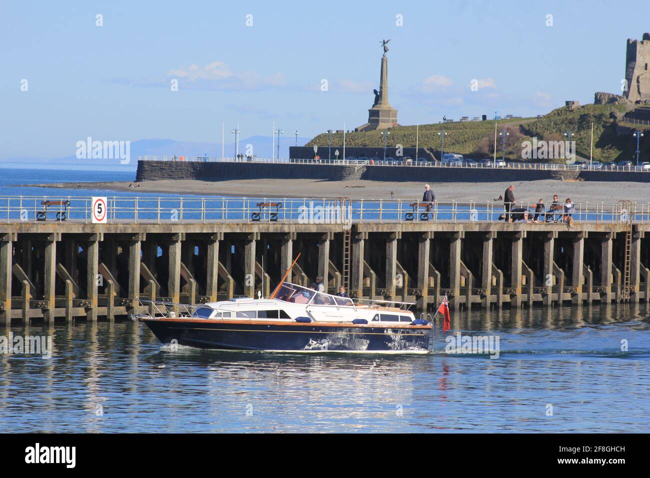 Aberystwyth Wales Vereinigtes Königreich Wetter 14. April 2021 . Ein sonniger Tag an der Westküste von Wales, an dem sich die Menschen versammelten, um das glitzernde blaue Meer und einen farbenfrohen Yachthafen zu sehen, während viele Boote bei Flut aus dem Hafen segeln, Quelle: mike davies/Alamy Live News Stockfoto