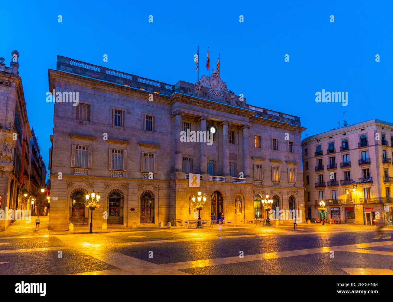 Sonnenaufgang Blick auf das Rathaus auf der plaza sant jaume in Barcelona, Spanien. Stockfoto