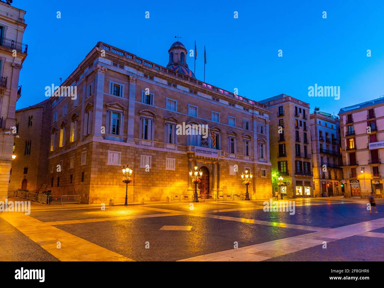 Sonnenaufgang Blick auf den Palau de la generalitat auf der plaza sant jaume in Barcelona, Spanien. Stockfoto