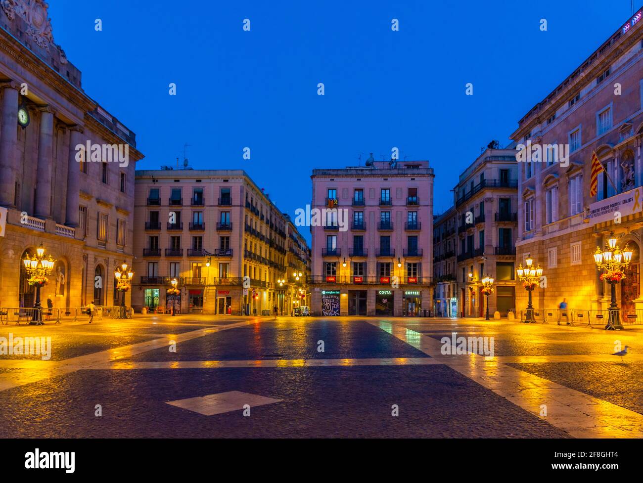 Sonnenaufgang Blick auf das Rathaus auf der plaza sant jaume in Barcelona, Spanien. Stockfoto