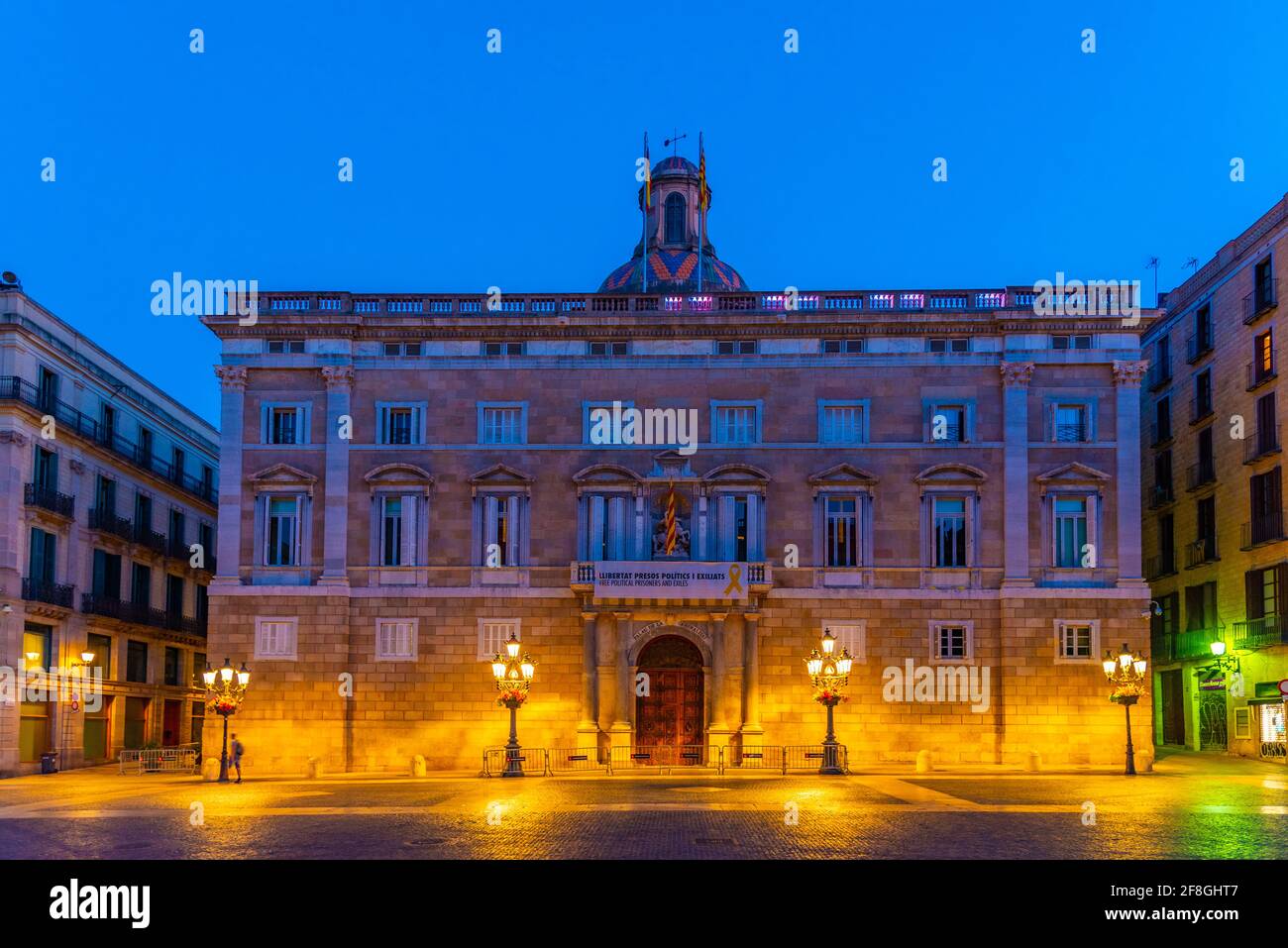 Sonnenaufgang Blick auf den Palau de la generalitat auf der plaza sant jaume in Barcelona, Spanien. Stockfoto