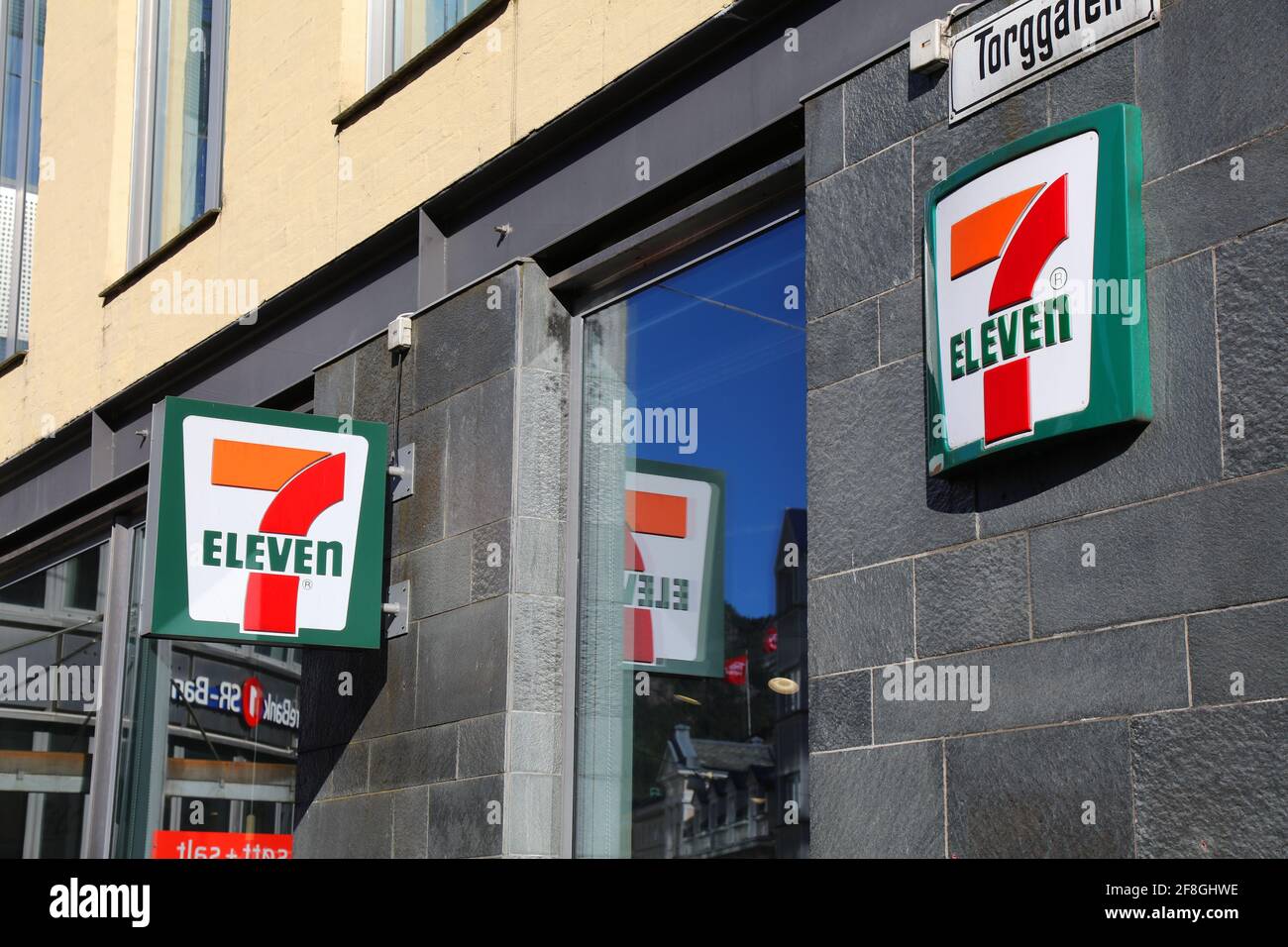 BERGEN, NORWEGEN – 23. JULI 2020: 7-Eleven Convenience Store in Bergen, Norwegen. 7-Eleven ist der weltweit größte Lizenzgeber für Convenience-Stores, mit mehr Stockfoto