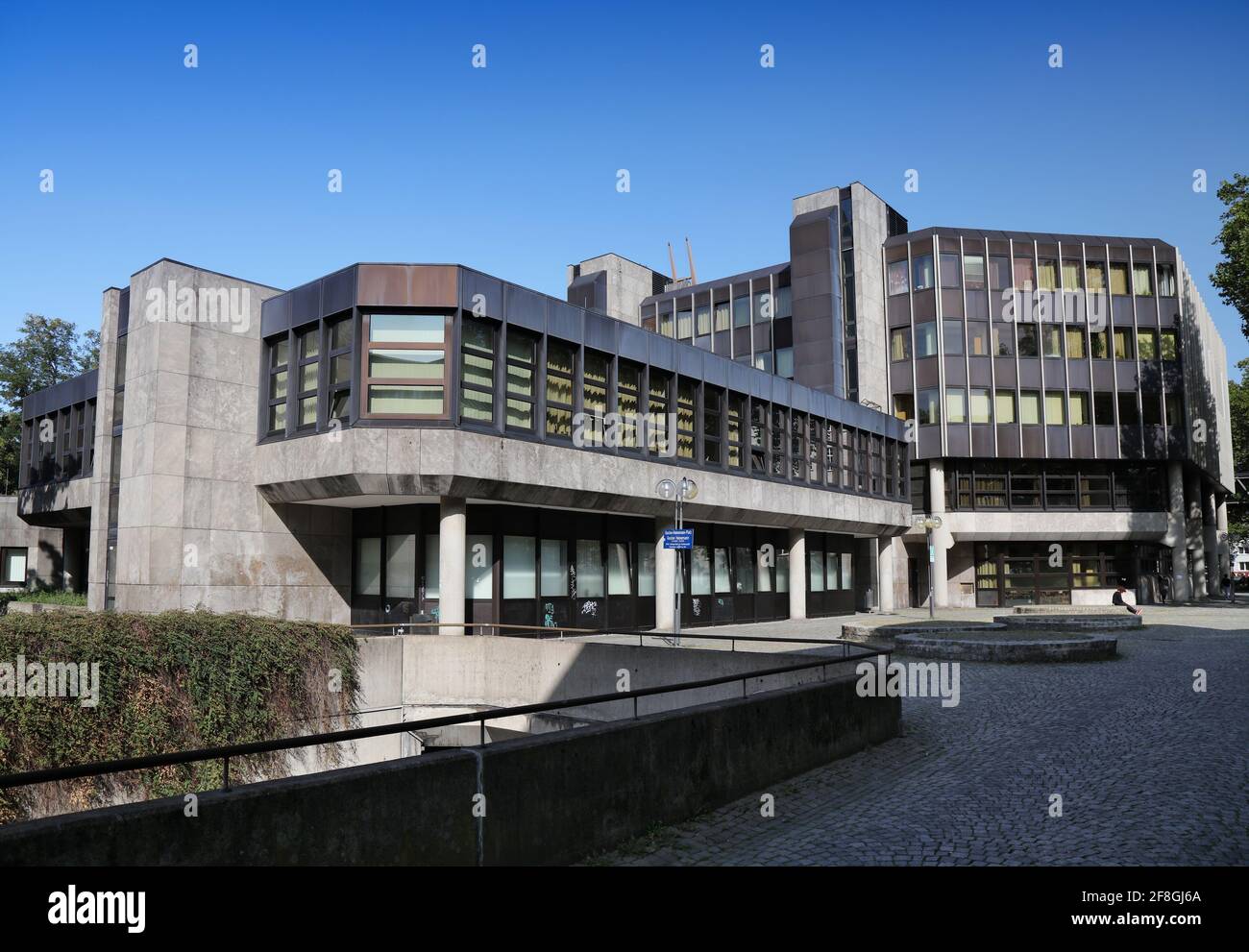 BOCHUM, 17. SEPTEMBER 2020: Volkshochschule und Stadtbucherei in Bochum. Erwachsenenbildungszentrum Typ Stockfoto