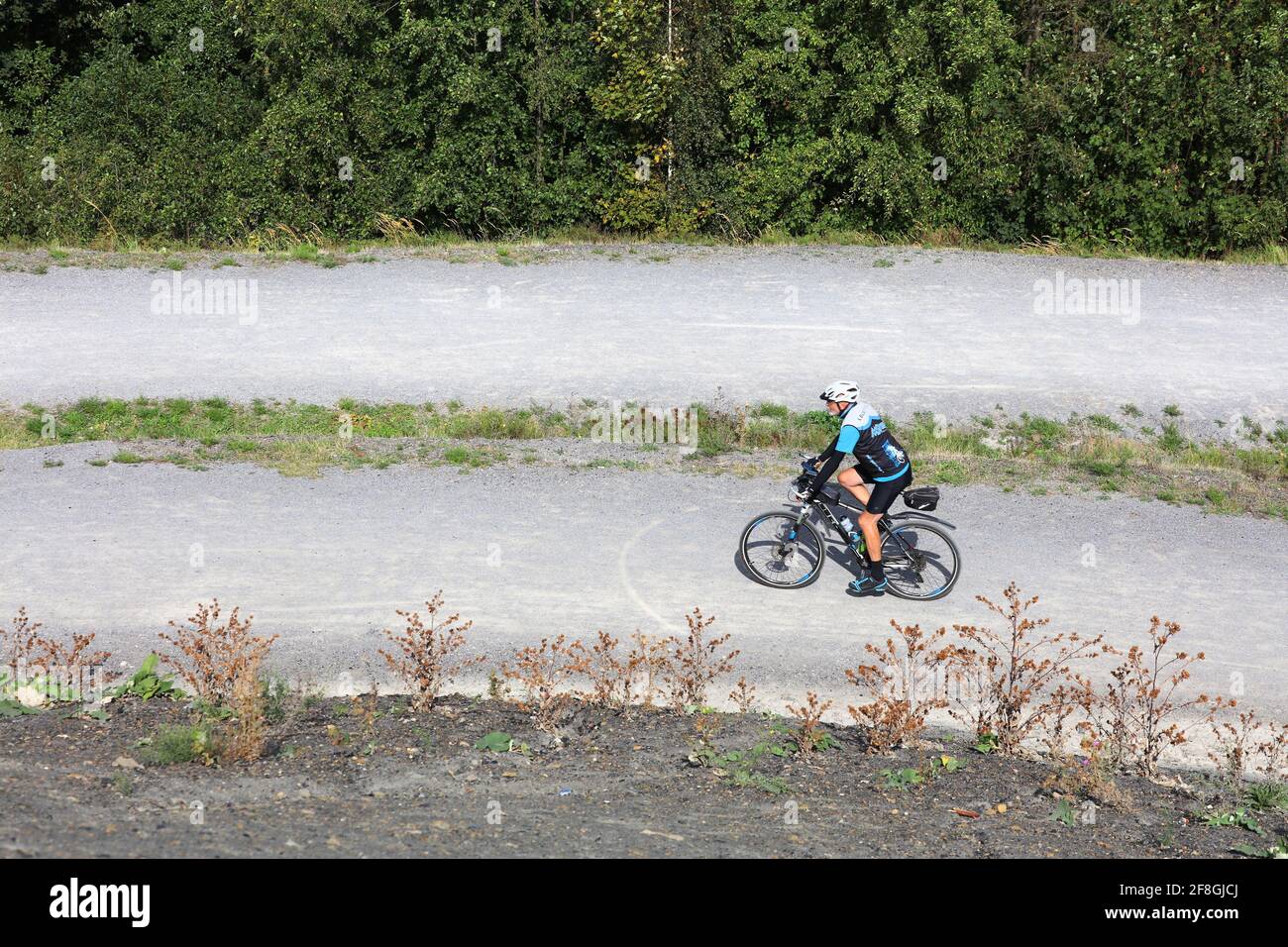 GELSENKIRCHEN, DEUTSCHLAND - 17. SEPTEMBER 2020: Radfahrer besuchen das umfunktionierte Naherholungsgebiet der Rheinelbe-Schlackenhaufen in der Stadt Gelsenkirchen, einem Teil von Ruhrge Stockfoto