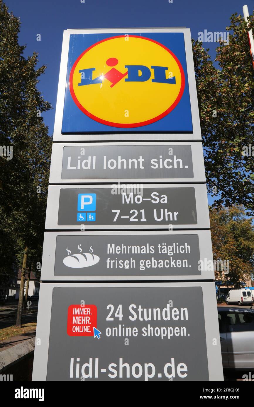 GLADBECK, DEUTSCHLAND - 20. SEPTEMBER 2020: Lidl Supermarkt Schild in Gladbeck, Deutschland. Lidl ist eine deutsche Discountkette. Stockfoto