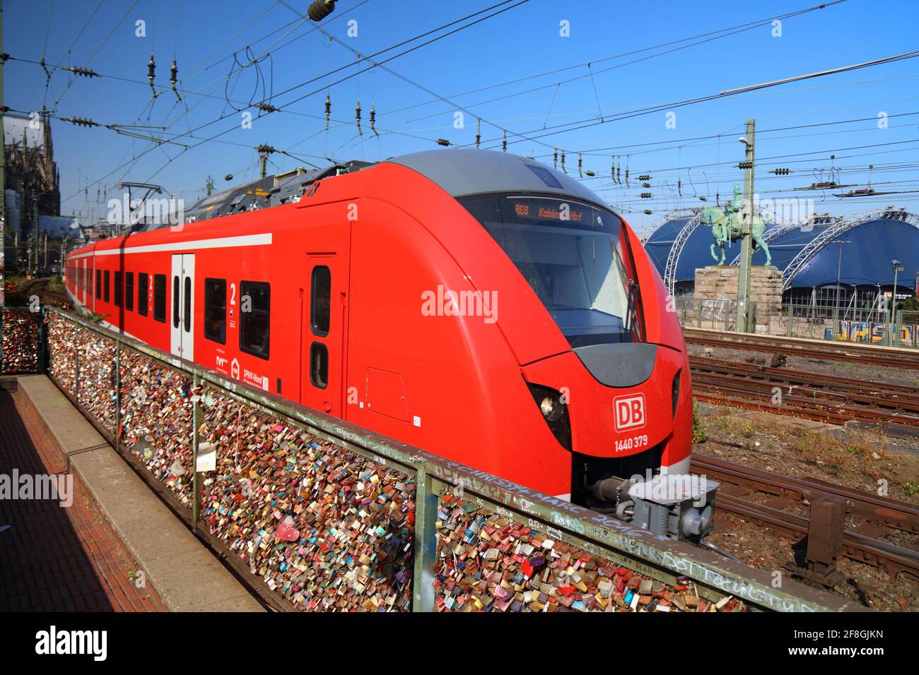 KÖLN, DEUTSCHLAND - 22. SEPTEMBER 2020: Regionalzug der Deutschen Bahn ab Hauptbahnhof in Köln. Stockfoto