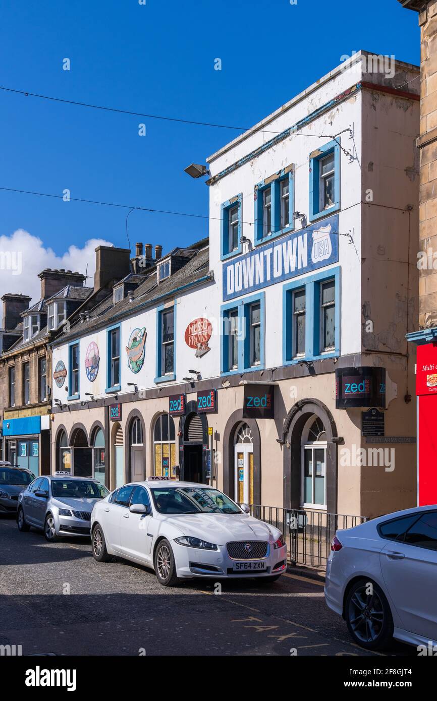 10. April 2021. High Street, Elgin, Moray, Schottland, Großbritannien. Dies ist eine Szene mit der sehr ruhigen High Street von Elgin. Dies ist das Äußere der Downtown Bar Stockfoto