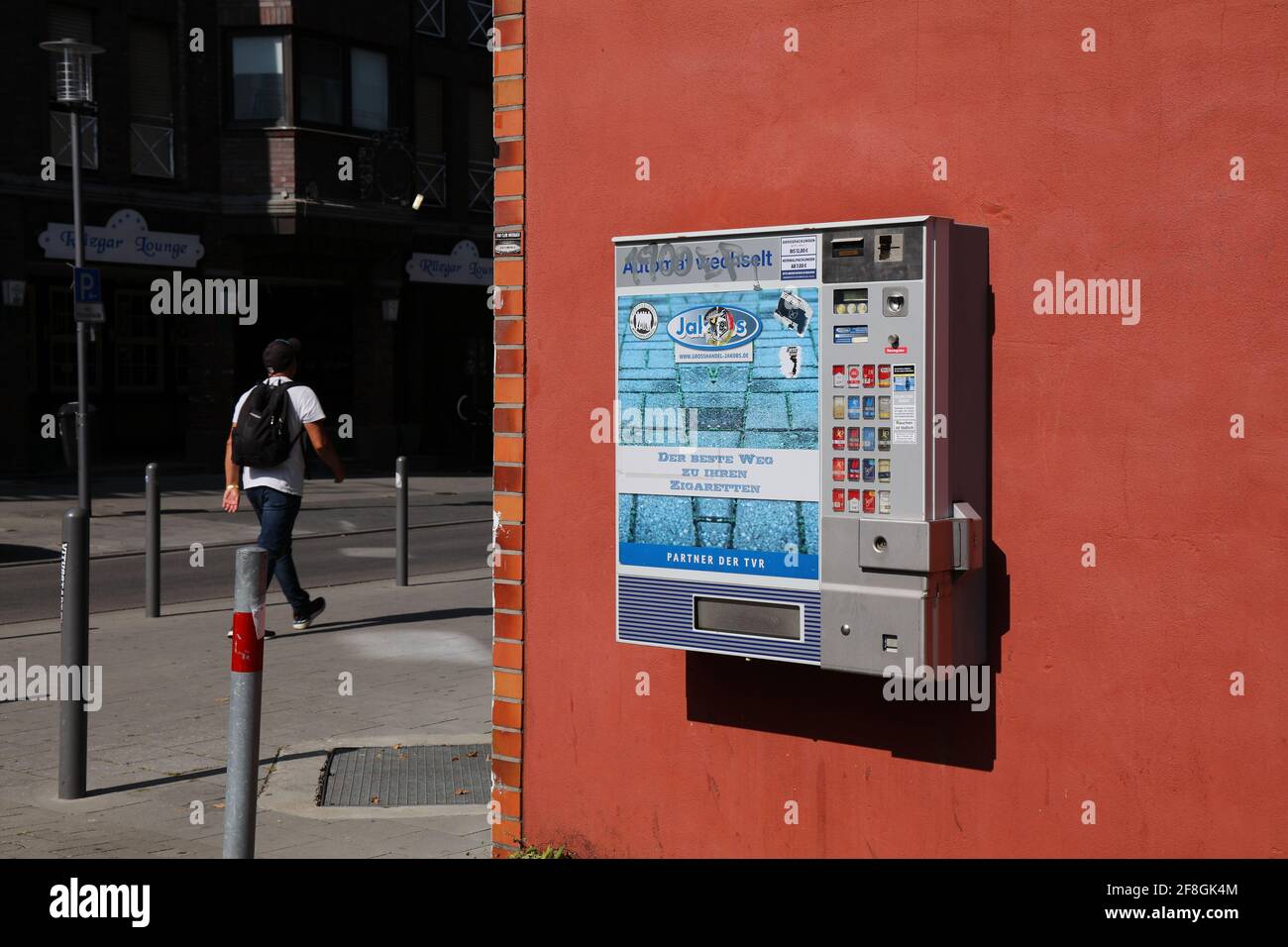 RHEYDT, DEUTSCHLAND - 18. SEPTEMBER 2020: Zigarettenautomat in Rheydt, Deutschland. Die Maschinen sind in Deutschland weit verbreitet. Sie führen Alterskontrollen durch Stockfoto