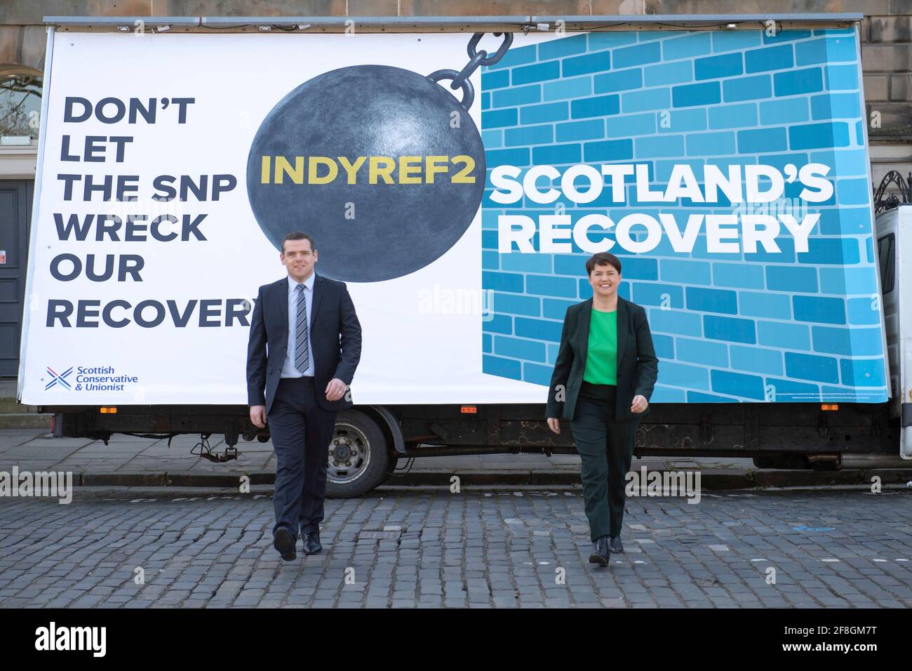 Edinburgh, Schottland, Großbritannien. April 2021. IM BILD: Douglas Ross, Vorsitzender der Scottish Conservative and Unionist Party und Ruth Davidson, Vorsitzende der Scottish Conservative Group in Holyrood, bei der Enthüllung einer mobilen Plakatwand mit der Aufschrift ‘DONT LET THE SNOP WRACK OUR RECOVERY' mit einer Ball- und Kettengrafik und ‘SCOTLAND'S RECOVERY'. Quelle: Colin Fisher/Alamy Live News Stockfoto