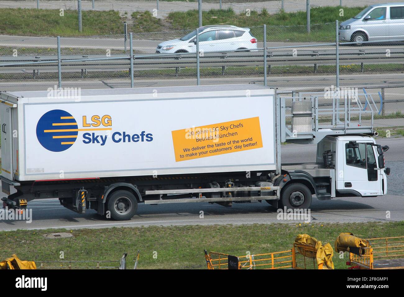 MÜNCHEN, DEUTSCHLAND - 1. APRIL 2014: Catering-LKW der LSG Sky Chefs am Flughafen München, Deutschland. LSG Sky Chefs ist Teil der LSG Lufthansa Service Ho Stockfoto