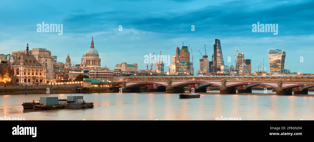 London, Panoramablick über die Themse mit der St. Paul Cathedral, den Wolkenkratzer der Stadt und der Skyline. Stockfoto