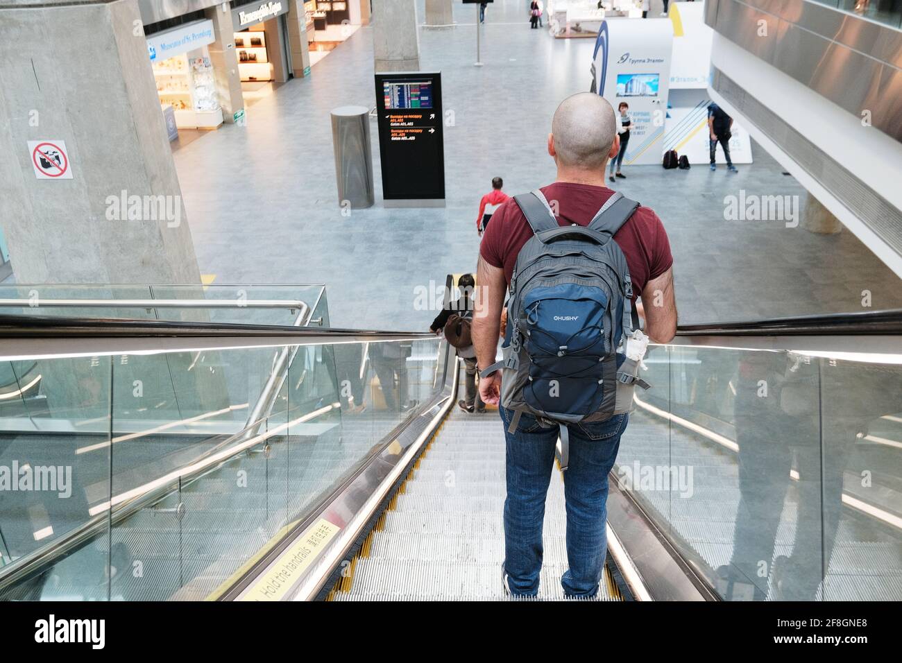 St. Petersburg, Russland, Alexander Kirillov - 26082019: Pulkowo Airport, ein Mann geht die Rolltreppe hinunter Stockfoto