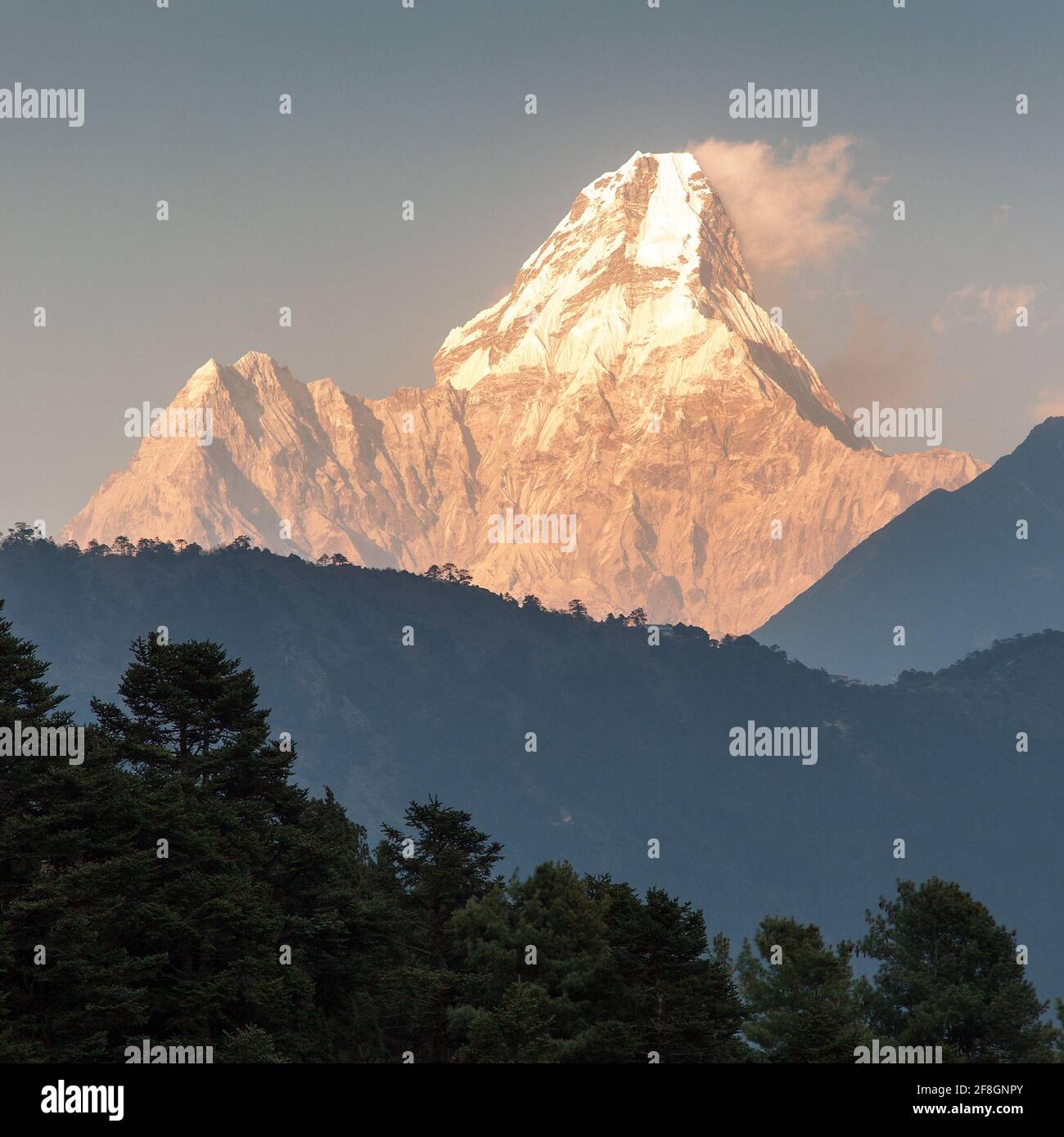 Abendansicht von Ama Dablam, einem der besten Berge auf dem Weg zum Everest-Basislager, Nepal Stockfoto
