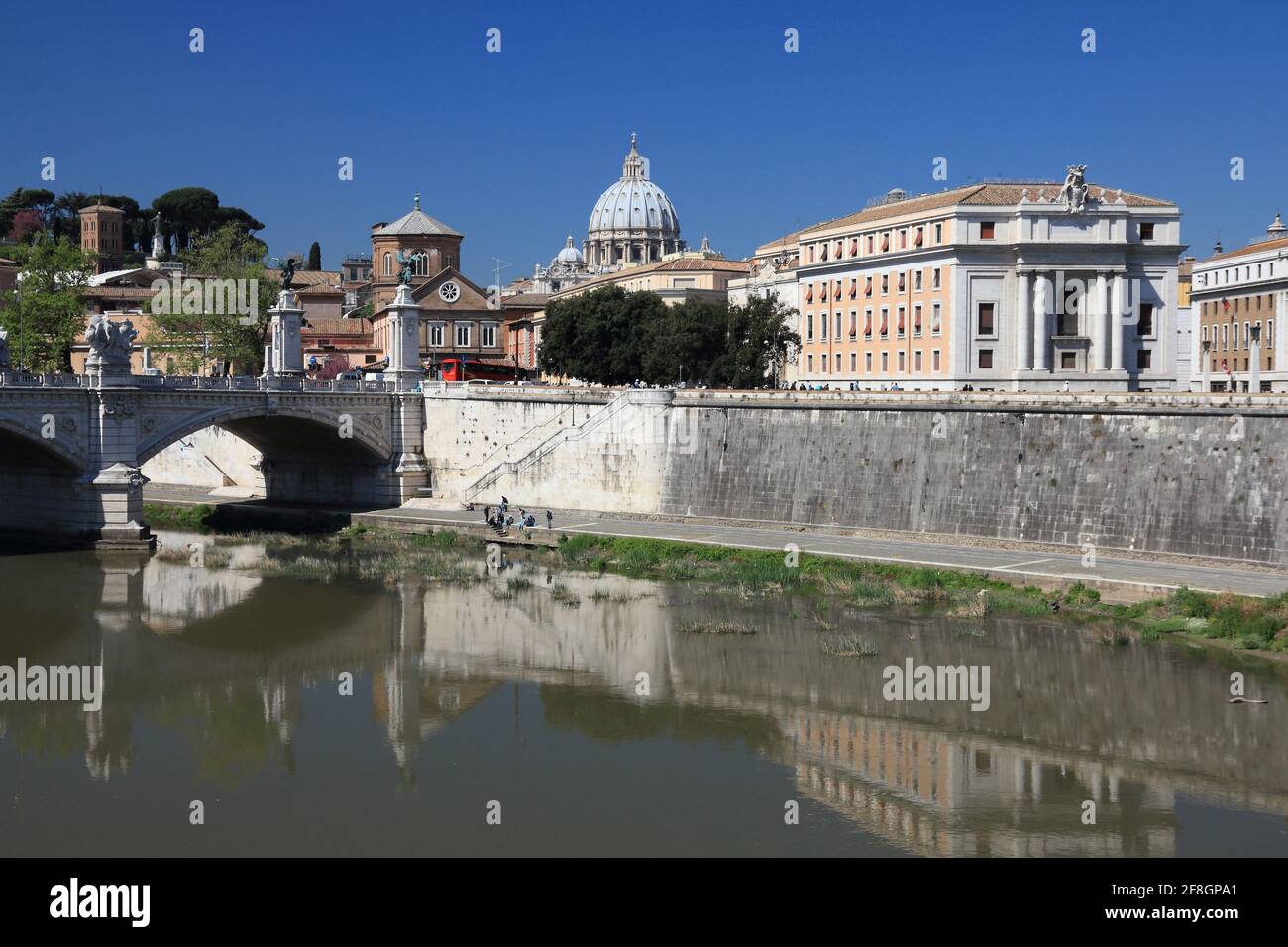 Skyline von Rom, Italien. Schöne Aussicht auf Rom mit dem Petersdom im Hintergrund. Der Tiber. Stockfoto