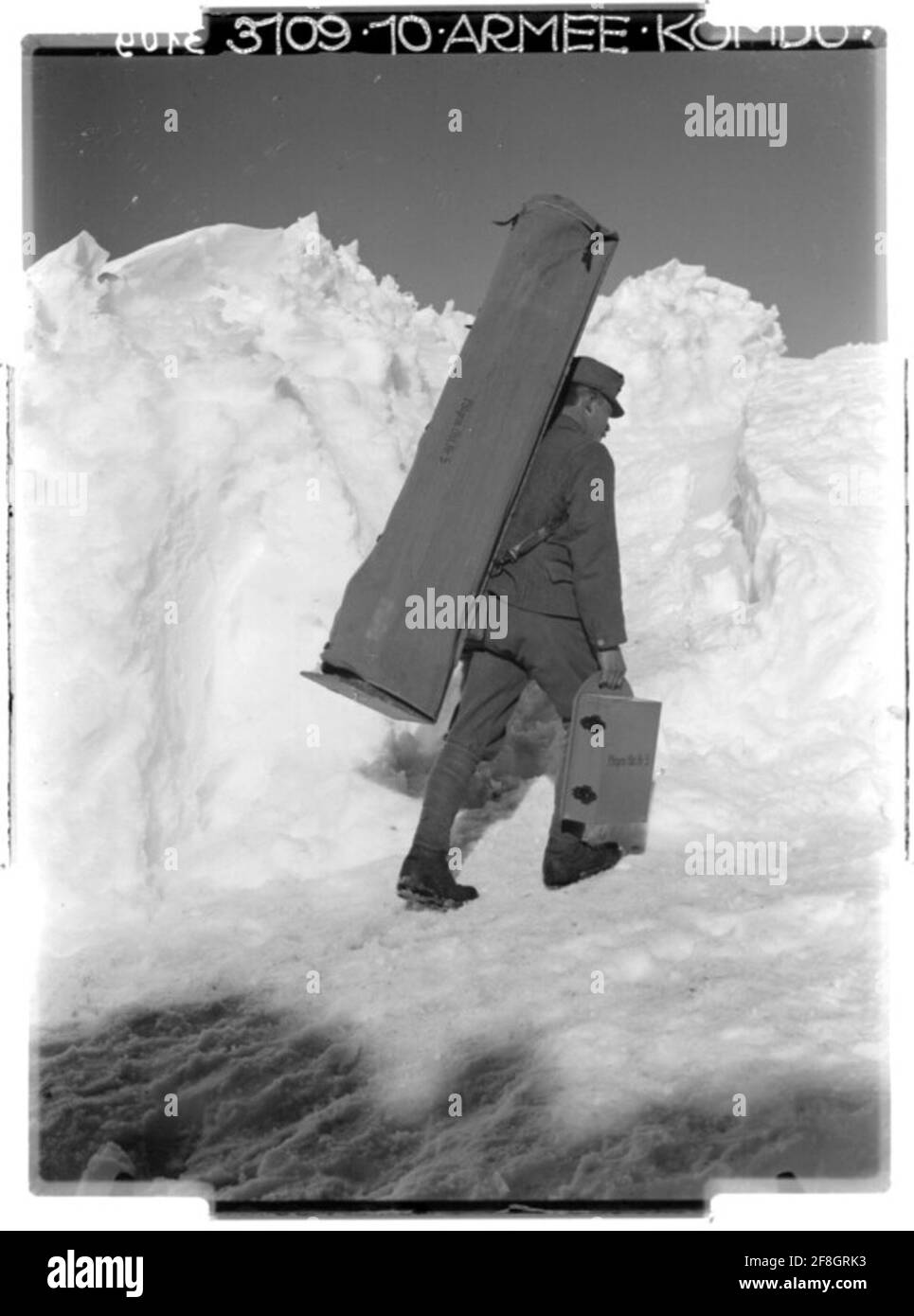 Transport einer Kamera mit großer Reichweite. Mann, der die Kamera trägt; kleiner Schlichtl. Fotograf: 10. Armeecommando. Stockfoto