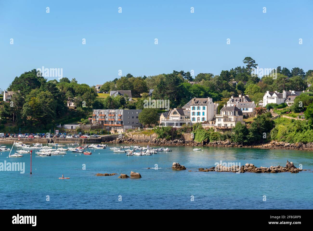 Blick auf den malerischen Hafen von Port Manech in Finistère, Bretagne, Frankreich Stockfoto