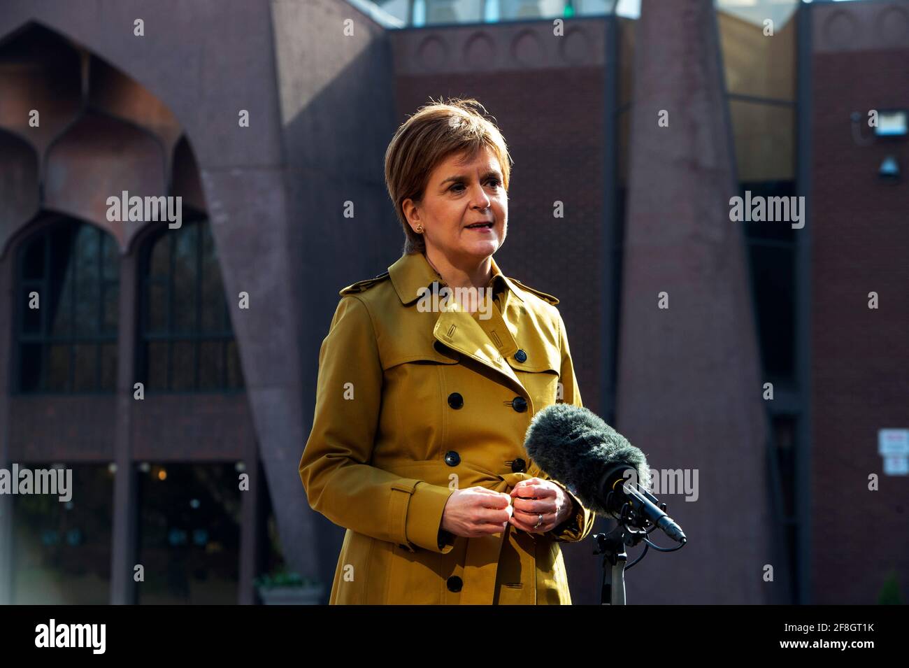 Die erste Ministerin und Vorsitzende der Scottish National Party (SNP), Nicola Sturgeon, spricht mit den Medien, nachdem sie die Glasgow Central Mosque während ihrer Wahlkampagne für die schottischen Parlamentswahlen besucht hatte. Bilddatum: Mittwoch, 14. April 2021. Stockfoto
