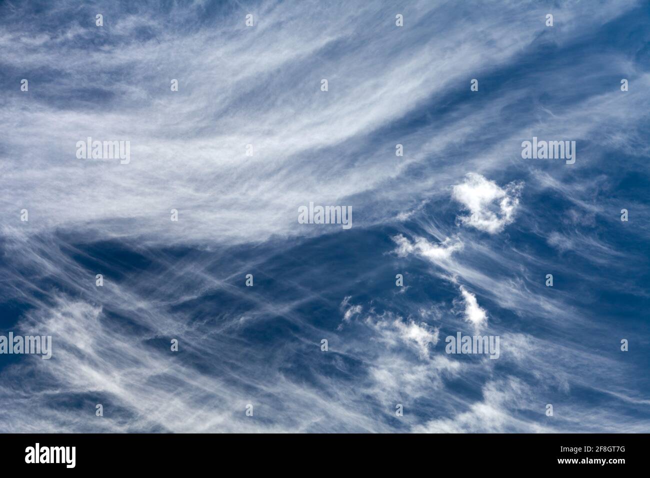 Blick auf den wunderschönen blauen Himmel mit weißen Wolken Stockfoto Blick auf den wunderschönen blauen Himmel mit weißen Wolken Stockfoto