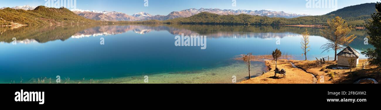 Panoramablick auf Rara Daha oder Mahendra Tal See - Rara Trek - West Nepal Stockfoto