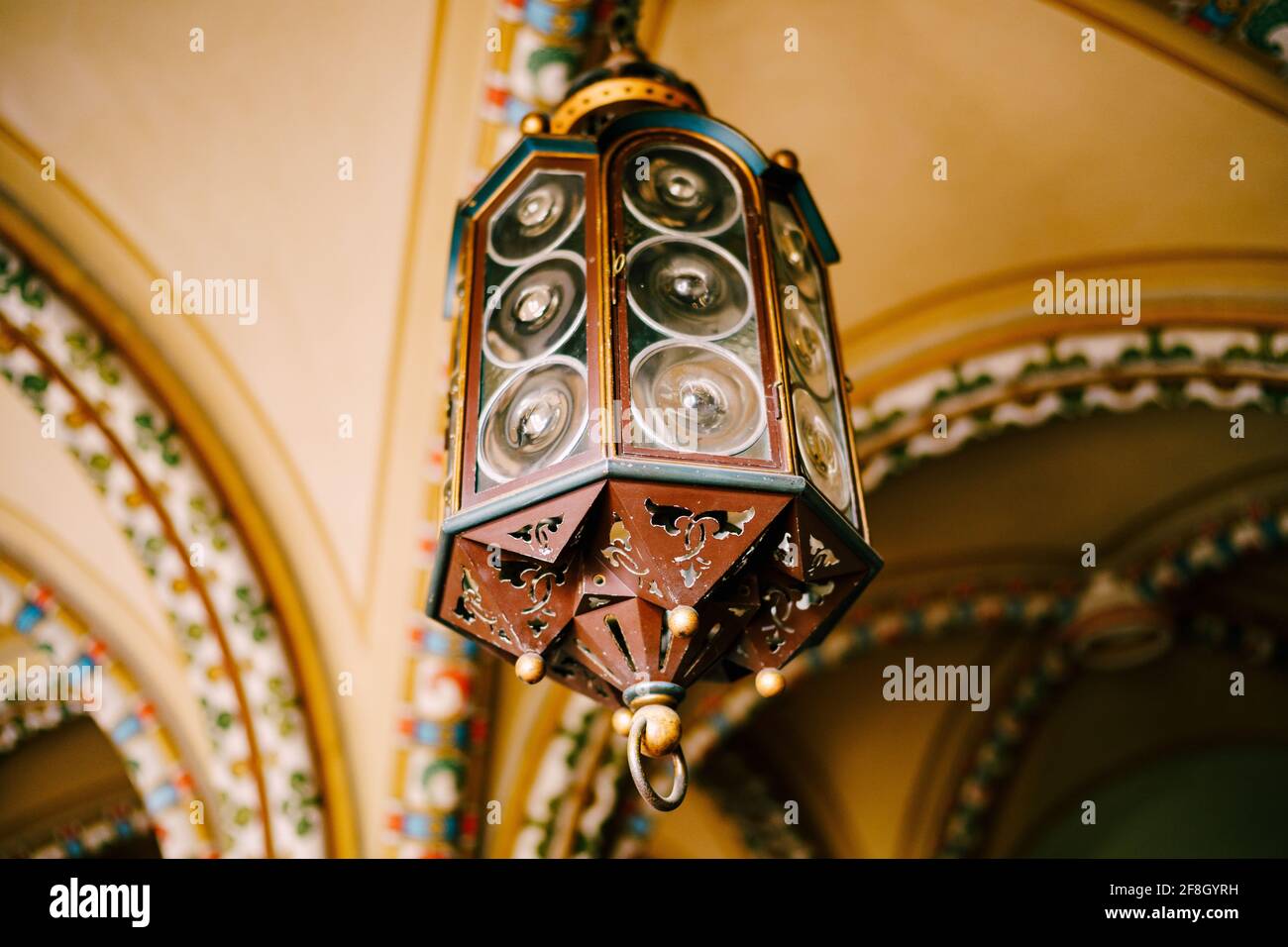 Antike deutsche Lampe an der Decke. Achteckige Laterne mit Fresnel-Linsen. Stockfoto