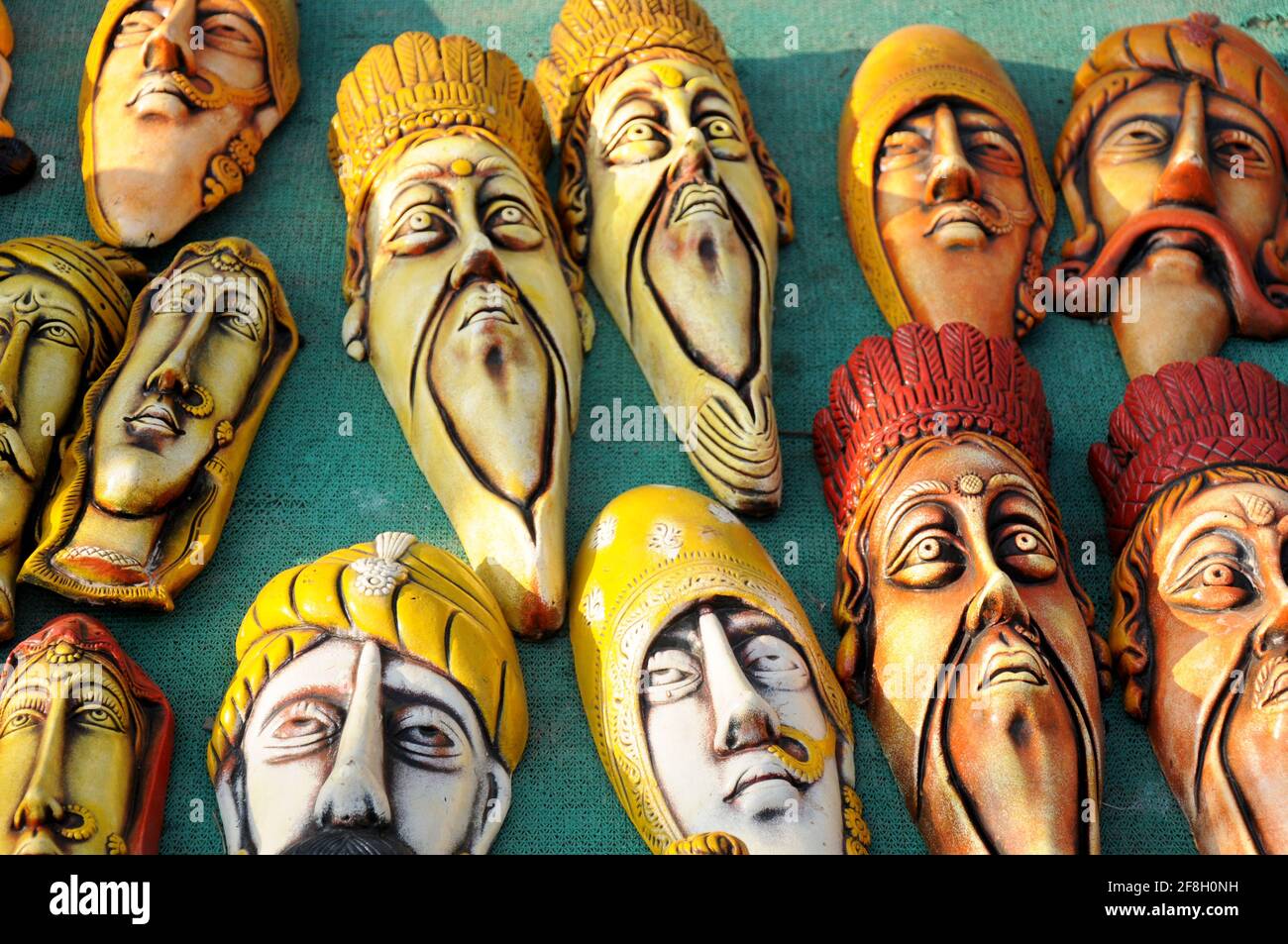 Dekorative antike Tribal Gesichtsmaske, handgefertigte traditionelle Ton dekorativ, Gesichtsmasken, handgefertigte traditionelle Ton Dekoration Spielzeug in indischen Markt Stockfoto