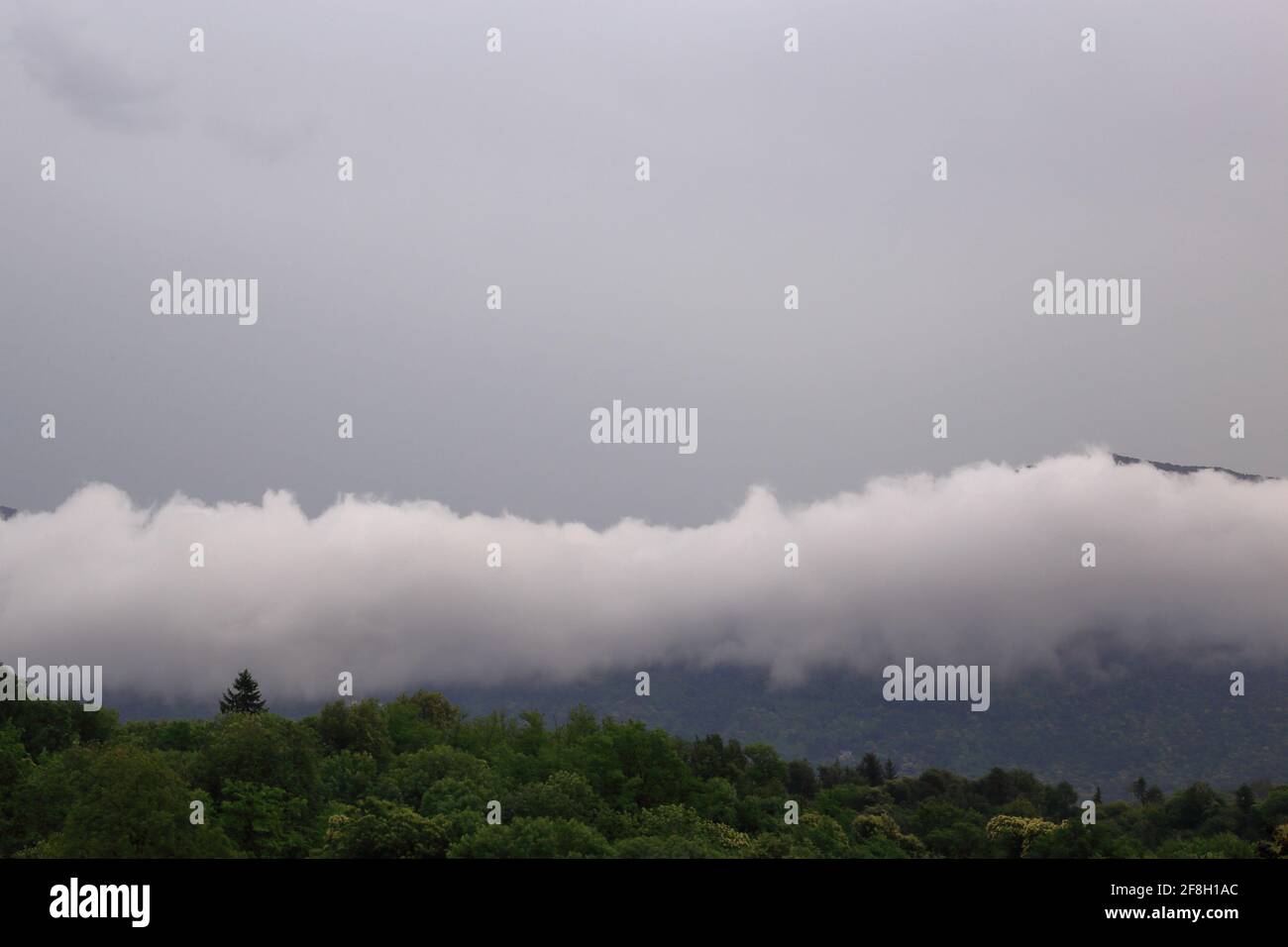 Durchgang von niedrigen Wolken in der Landschaft Stockfoto