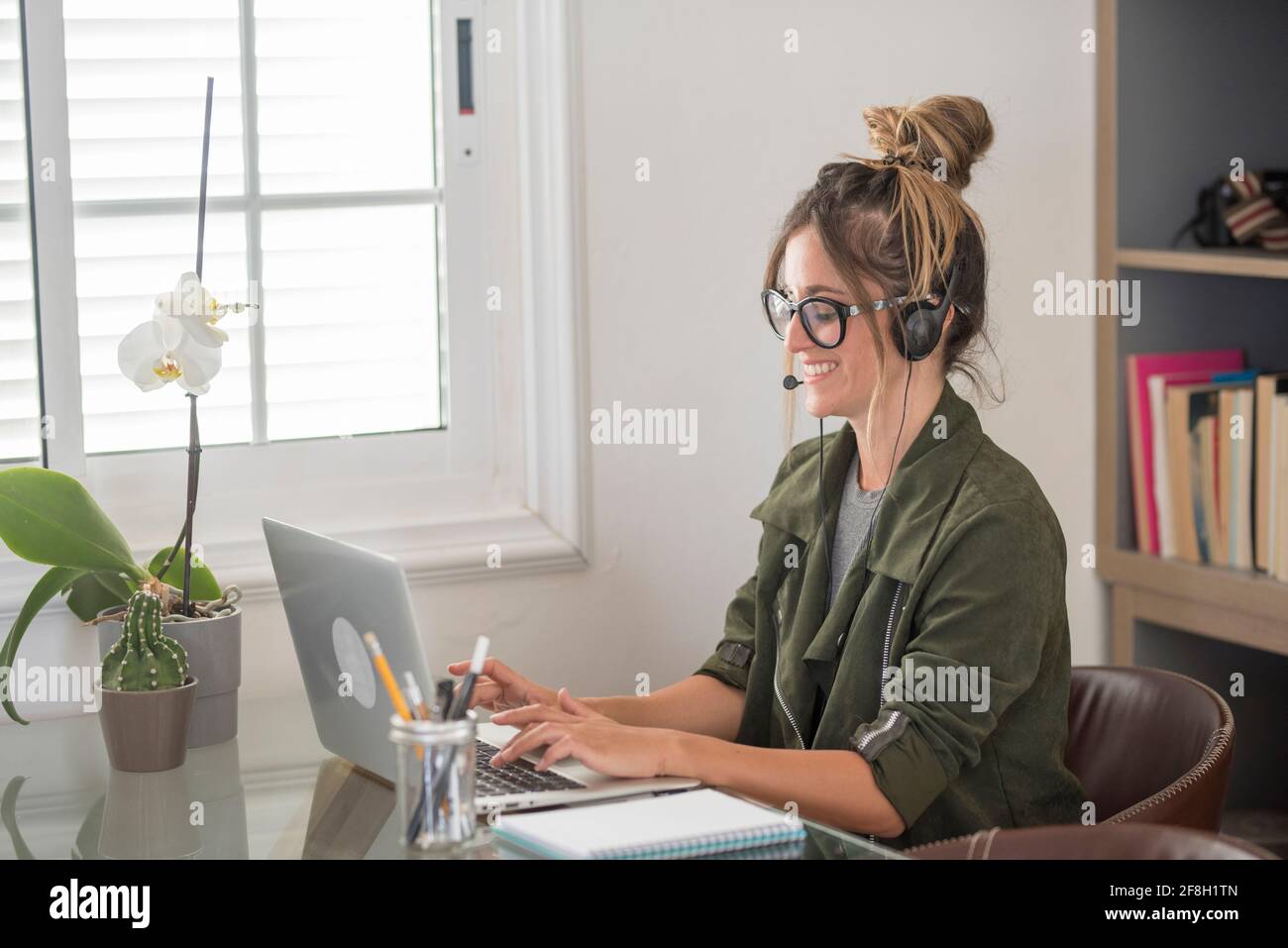 Glückliche Erwachsene junge Frau in Videokonferenz zu Hause In smart arbeiten frei alternative Büro Job Lifestyle - ziemlich Weibliche Menschen erhalten Nachrichten über Stockfoto