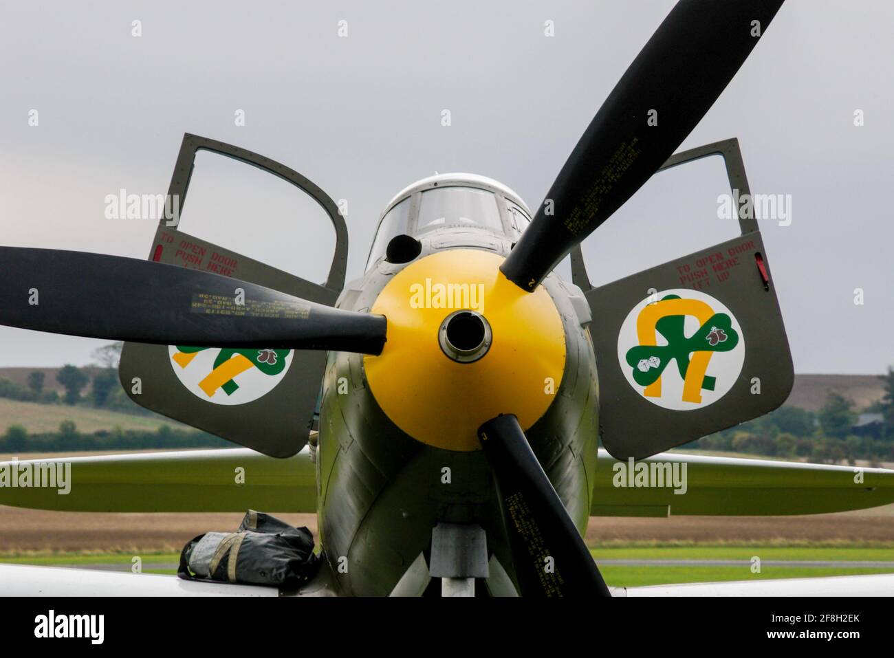 Einzigartiges Cockpittürsystem und Nasenkanonenposition des Bell P-39 Airacobra Kampfflugzeugs des Zweiten Weltkriegs, auf der Flugschau in Duxford Stockfoto